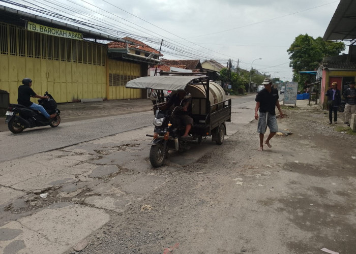 Dilintasi Ketua DPRD Tiap Hari, Jalan Kudus-Purwodadi Rusak Dikeluhkan Warga