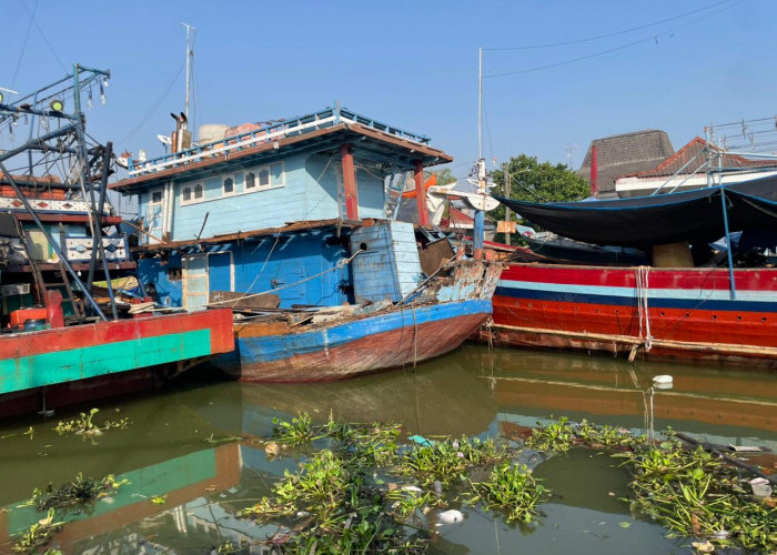 Alur Sungai Silugonggo Juwana Memprihatinkan, Dipenuhi Deretan Kapal Rusak dan Mangkrak