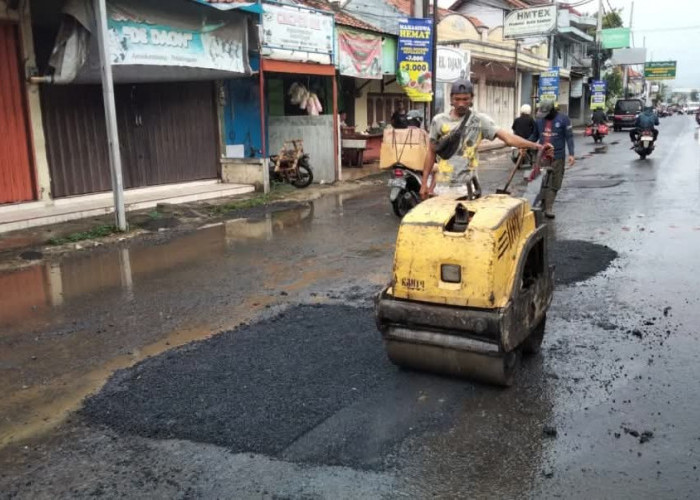 Alokasikan Rp3,3 Miliar, DPUPR Kota Pekalongan Kebut Perbaikan 31 Ruas Jalan Rusak karena Banjir