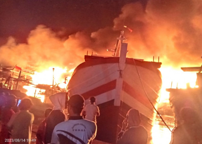 Kebakaran Kapal di Pelabuhan Jongor Kota Tegal Bertambah, 30 Kapal Terbakar. Walikota Tegal Langsung Cek TKP