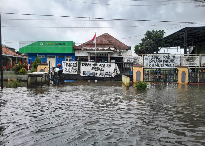 Banjir Tak Berkesudahan, Warga Sayung Muak dan Pasang Spanduk Protes