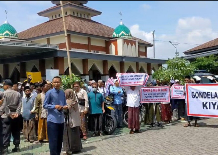 Tak Terima Pengasuh Ponpes Dipolisikan, Ratusan Wali Santri Geruduk Mapolres Kudus