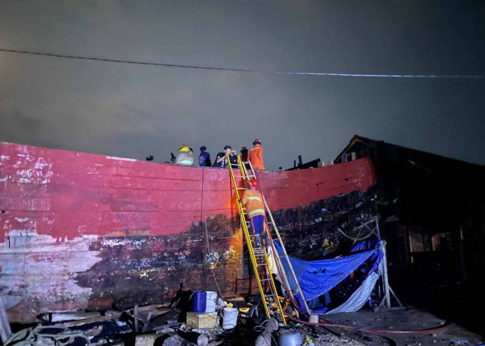 Diduga Akibat Anak Main Api, Galangan Kapal Kayu di Rembang Hangus Terbakar