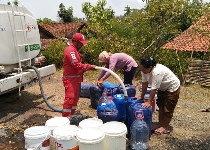 PMI Kabupaten Tegal Dropping 446.000 Liter Air Bersih