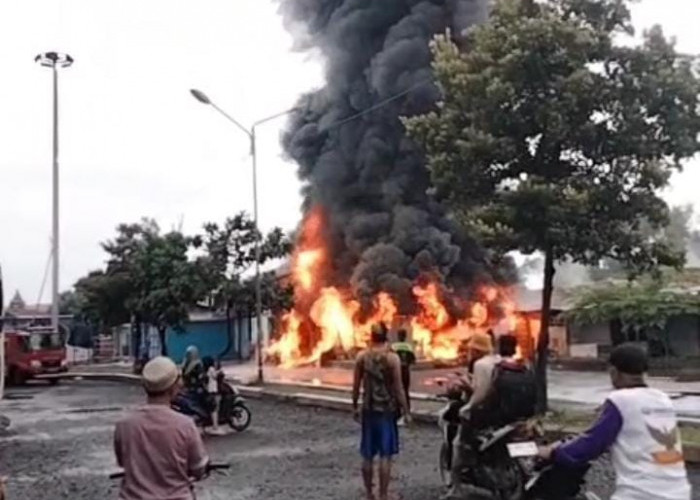 Diduga Korsleting Listrik, Lapak Pasar Loak Terminal Adiwerna Terbakar