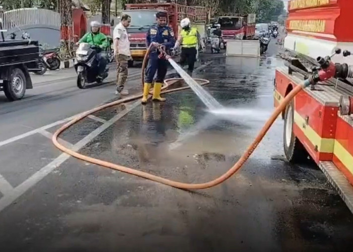 Drum Minyak Goreng Tumpah di Jalan Segitiga Emas Purwodadi, Dua Pengendara Tergelincir