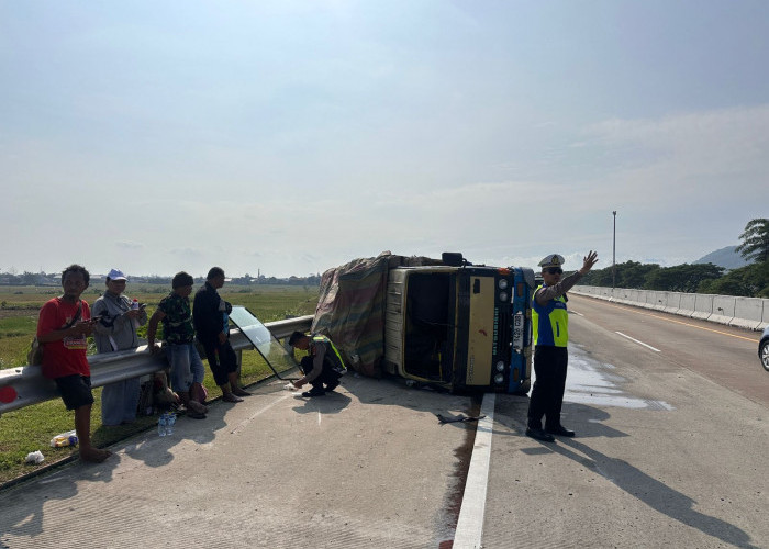 Diduga Pecah Ban, Truk Mitsubishi Terguling di Tol Batang–Semarang