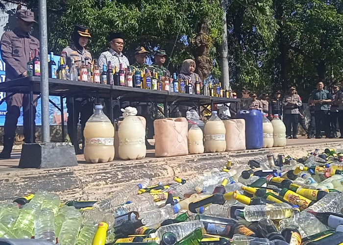 Musnahkan 13 Ribu Botol Miras dan 30 Kg Bahan Petasan, Hasil Operasi Pekat dan KRYD Polres Batang 