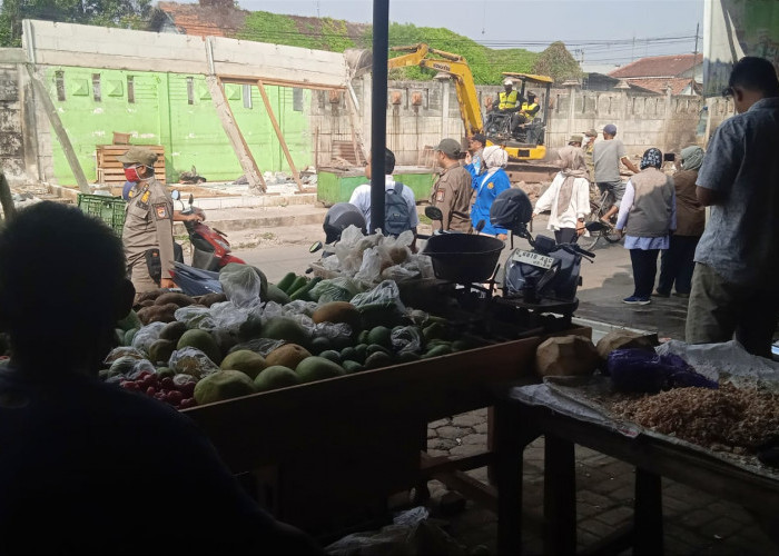 74 Lapak di Jalan Pattimura Ditertibkan, Puluhan PKL Direlokasi ke Pasar Batang