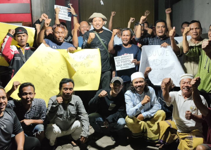 Ratusan Warga Geruduk Rumah Mantan Kades Dukuhwringin Tegal, Demo Membawa Poster