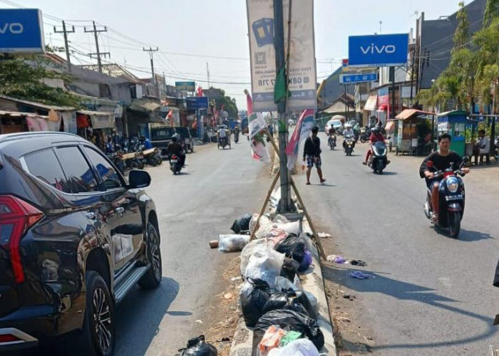 Warga Pemalang Nekat Buang Sampah di Pinggir Jalan 