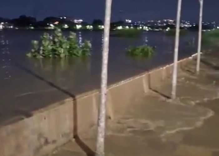 Banjir Kanal Barat Meluap Saat Warga Buka Puasa, Rumah di Simongan Semarang Terendam Lumpur