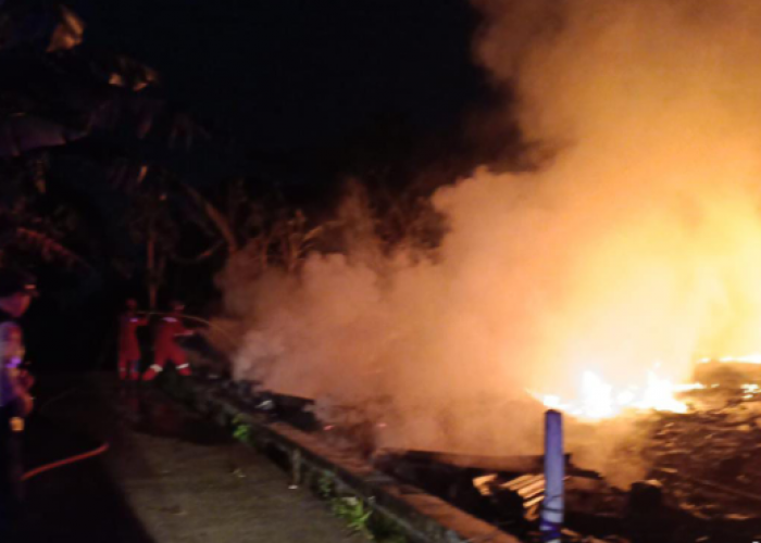 Bakar Sampah Rosok Lalu Ditinggal, Gudang Rosok Ludes Terbakar
