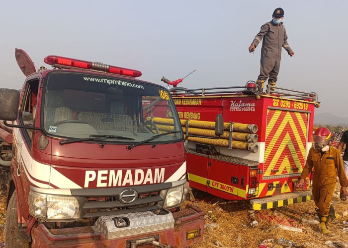 Kebakaran Lahap 1 Hektar TPA Landoh Rembang, Pemadaman Berlangsung Enam Jam 