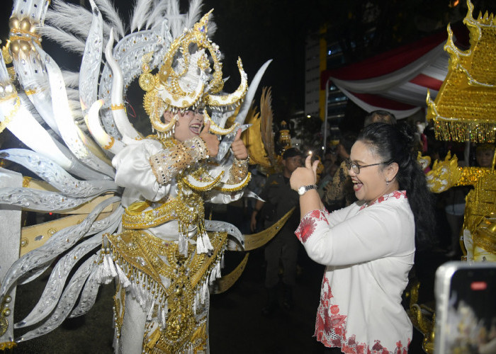 Peserta Semarang Night Carnival 2026 Tetap Tampil di Tengah Hujan