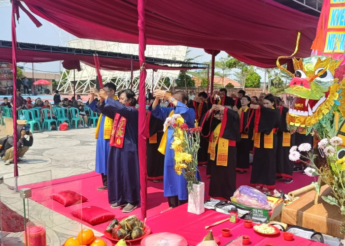 Telur Berdiri dan Kapal Terbakar, Khidmatnya Ritual Peh Cun Kota Pekalongan 2025 