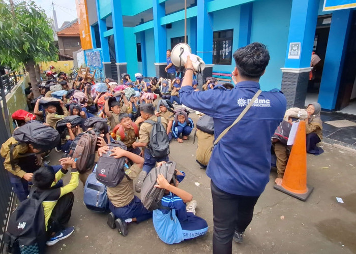 Ratusan Siswa Ikut Simulasi Selamatkan Diri dari Bencana Gempa Bumi