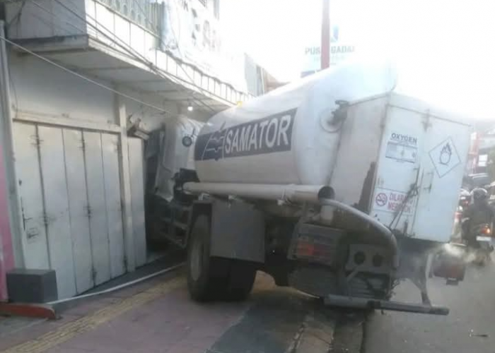 Rem Blong, Truck Hino Gas SAMATOR Tabrak Motor Hingga Jebol Toko Kain PANTES Ambarawa 
