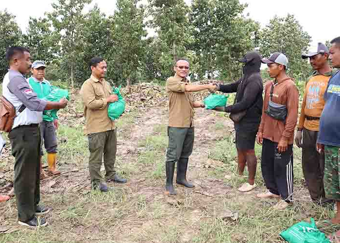 Perhutani KPH Purwodadi-Grobogan Bagikan 205 Paket Semako kepada Para Pekerja Hutan