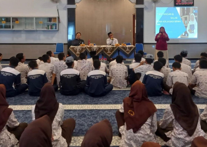 Bekal Masuk Dunia Kerja, SMK Al Irsyad Tegal Gandeng Praktisi HRD dan Disperin