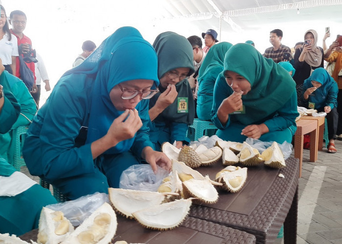 Masuk Musim Durian, 25 Ibu PKK Ikuti Lomba Makan Durian Lokal di Grebek Durian 