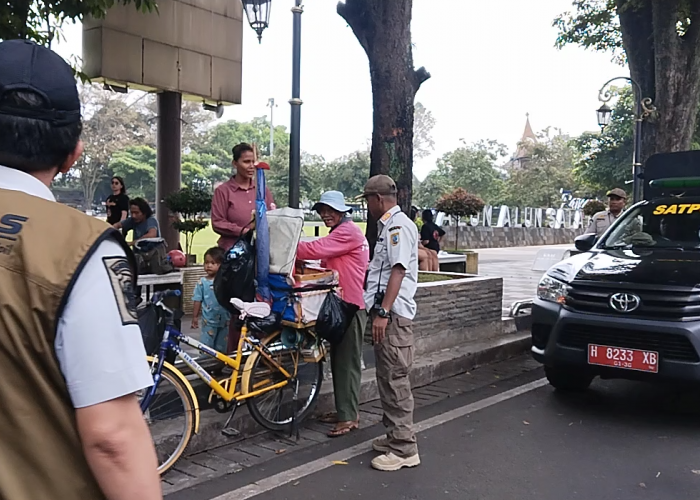 Buntut Aduan Masyarakat, Satpol-PP Salatiga Sterilkan Kawasan Alun-alun Pancasila dari Pedagang Keliling