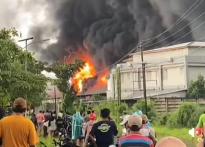 Kebakaran Hebat Hanguskan Pabrik Busa di Jepara, Dua Karyawan Nyaris Tewas Terbakar