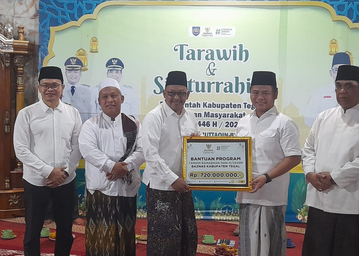 Bupati Tegal Salurkan Hibah untuk  Masjid saat Tarhim 