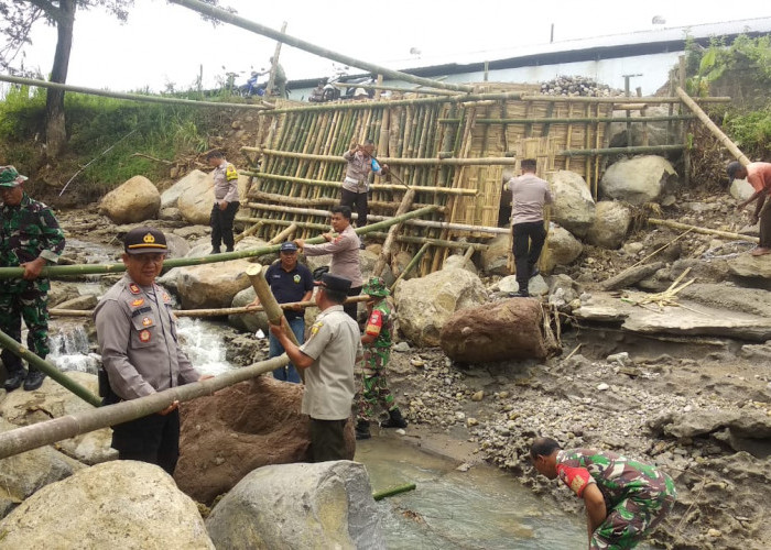 Non Stop, Aparat Bersama Warga Bangun Jembatan Darurat Winong Sragen