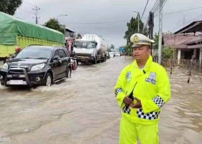 Jalur Pantura Kudus Pati Macet 4 Kilometer Akibat Genangan Banjir Setengah Meter