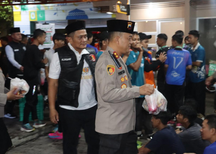 Tak Mau Ketinggalan, Kapolres Sragen Terjun Langsung Berbagi Takjil