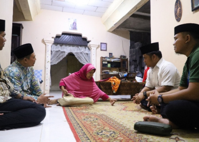 Haji Ischak Kunjungi Kader Muslimat NU yang Kecelakaan di Suradadi Kabupaten Tegal 