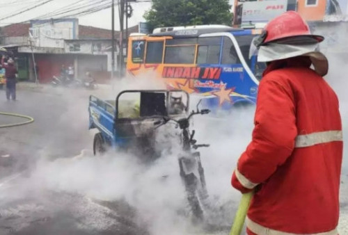 Motor Roda Tiga Terbakar di Kalibagor Purwokerto, Pengguna Jalan Panik