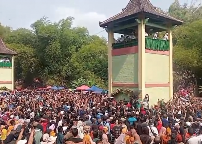 Puncak Tradisi Yaa Qowiyyu: Ribuan Warga Klaten Berebut 6,5 Ton Kue Apem, Berharap Keberkahan