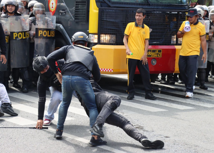 Unjuk Rasa di Depan Kantor Bupati Kudus Ricuh, Ternyata Hanya Skenario Simulasi Latihan