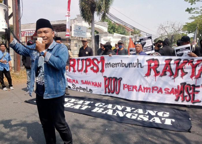 Massa Kontra Sudewo Datangi Pengadilan Tipikor Semarang, Sempat Bersitegang dengan Pendukung