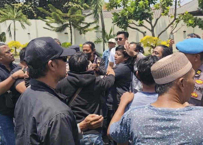 Bentrokan Pecah di PN Pati, Kecam Aksi Botok Siram Jubir