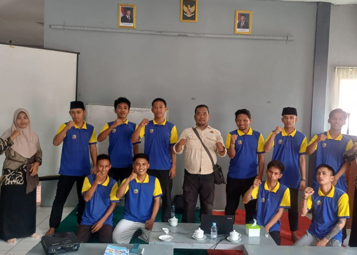 Warga Belajar Sakila Kerti Kota Tegal Berlatih Menulis Opini