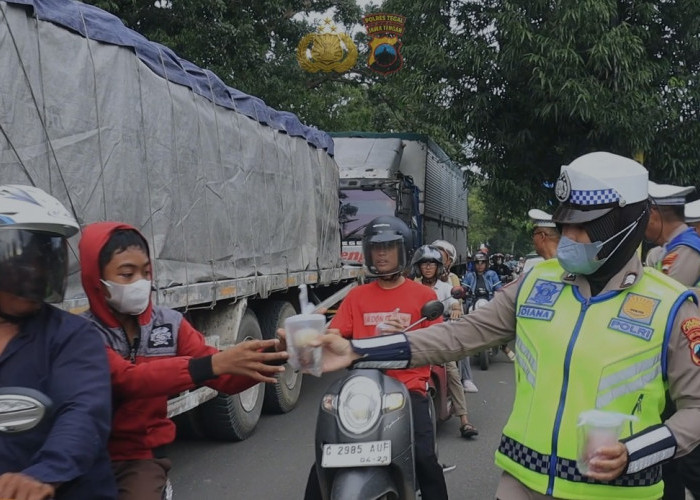 Aksi Humanis, Satlantas Polres Tegal Bagikan Takjil Kepada Pengguna Jalan di Slawi