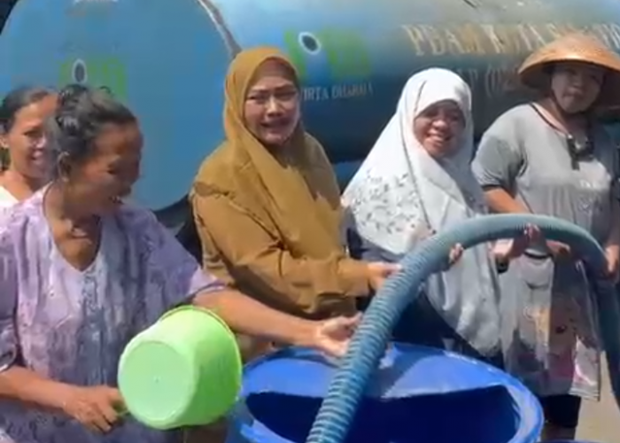 Kemarau Panjang, Ida Nurul Farida Gandeng PDAM Salatiga Salurkan 2 Tangki Air Bersih ke Warga Nyemoh Semarang