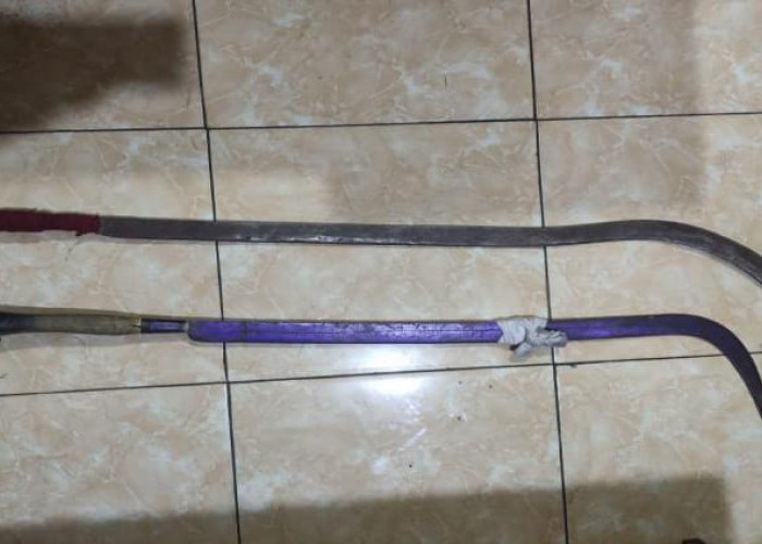 Nongkrong Sambil Bawa Senjata Tajam, Dua Pelajar di Grobogan Digelandang Polisi