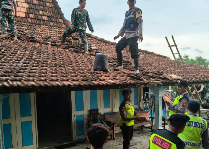 Penghujung Tahun 2025 Berakhir Petaka, Puting Beliung Sapu Rumah Warga Pati