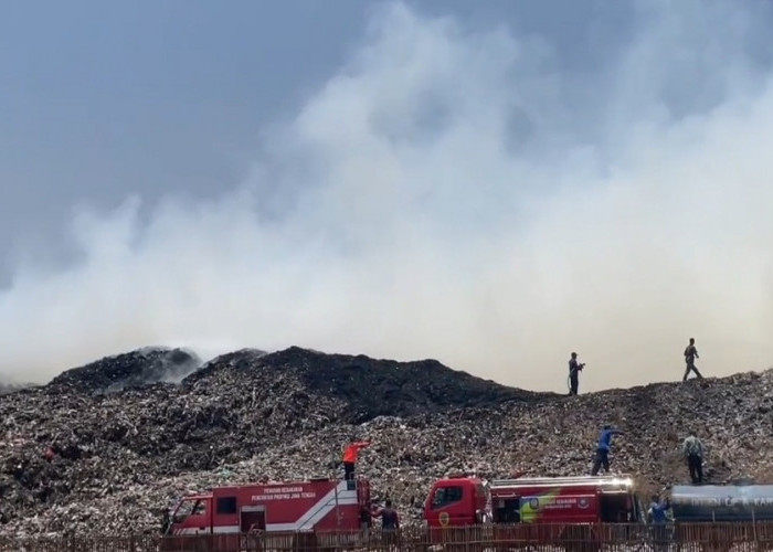 TPS Plosojenar Pati Terbakar, Damkar Butuh 3-4 Hari Padamkan Api