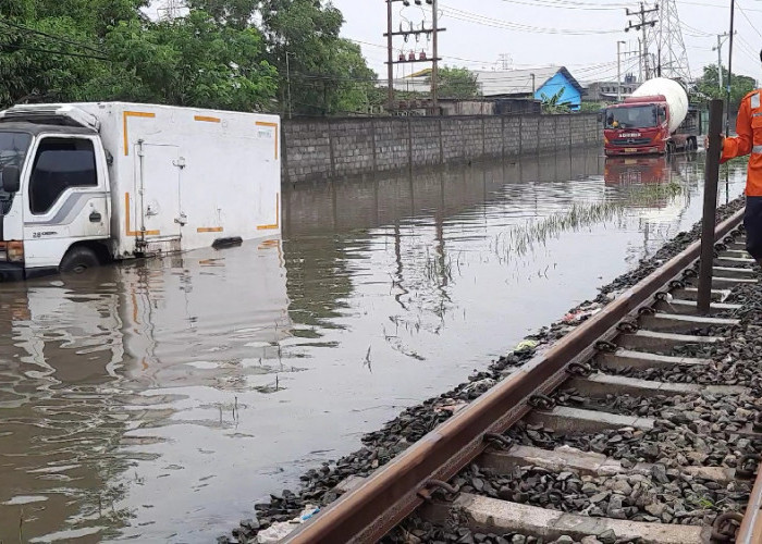 Hujan 1 Hari Penuh, Banjir Mulai Menggenangi Jalan Kaligawe Kota Semarang 