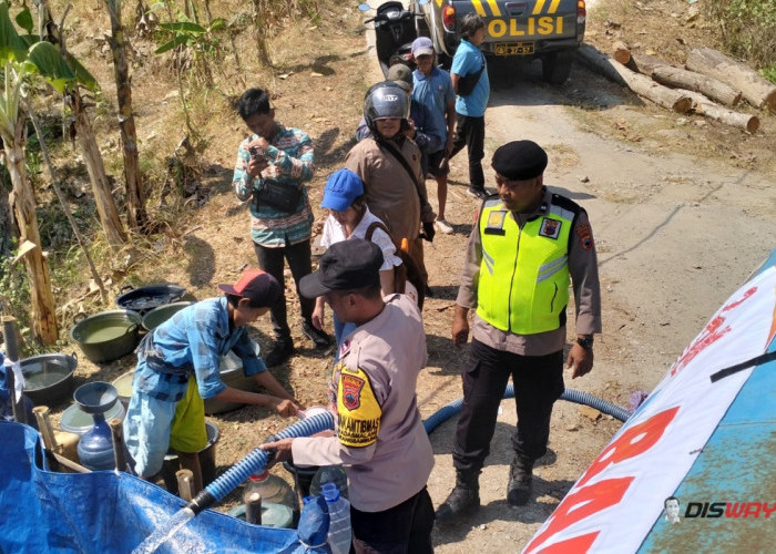 Kemarau Melanda Kebumen, Polres dan Naga Semut Salurkan 13.500 Liter Air Bersih