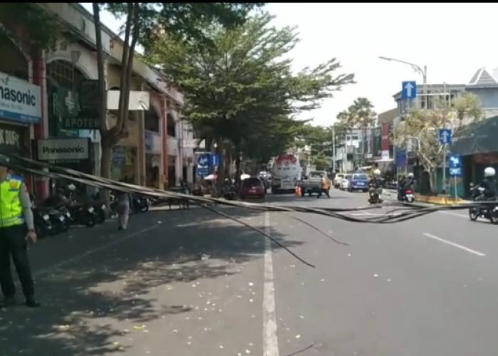 Tersangkut Truk Tangki BBM Pertamina, Kabel Listrik di Depan Grand Wahid Hotel Salatiga Putus 