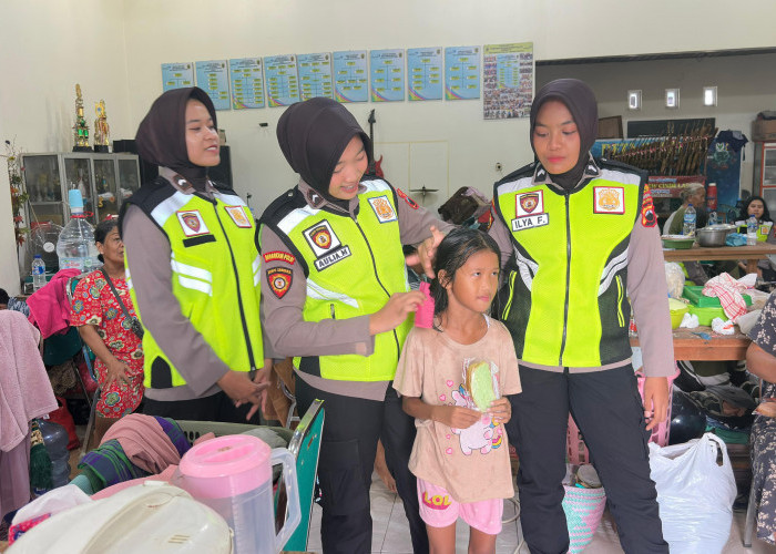 Trauma Healing Dianggap Penting, Polwan Hibur Pengungsi Pati Terdampak Banjir