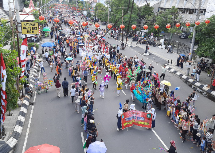 Ribuan Warga Tumpah Ruah di Jalan Pemuda Semarang