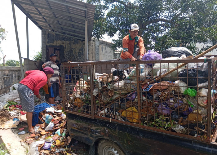 Bersihkan Sampah Menumpuk, DLH Angkut 23 Ton Sampah di Jalanan Kota Pekalongan