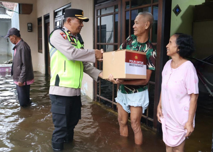 Polres Kudus Tebar Bansos, Blusukan Door to Door ke Warga Terdampak Banjir